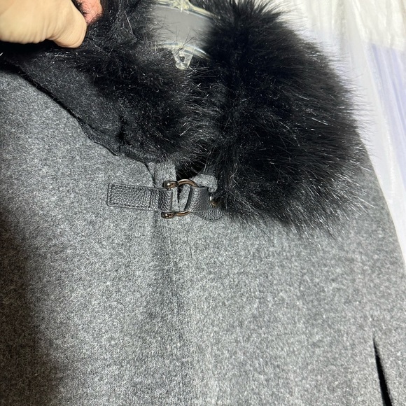 Cape - Picture 4 of 6